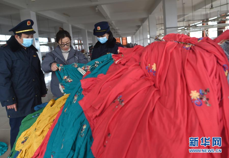浙江诸暨:纺织外贸企业赶订单